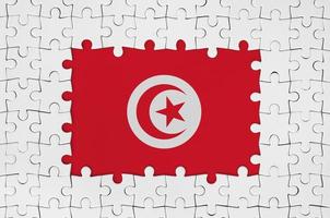 tunisia bandiera nel telaio di bianca puzzle pezzi con mancante centrale parte foto