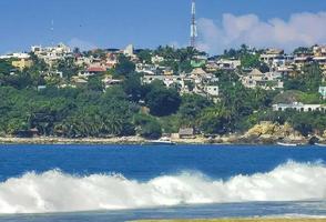 estremamente enorme grande surfer onde a spiaggia puerto escondido Messico. foto