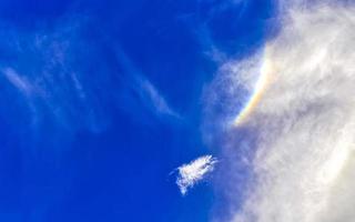 bellissimo e raro arcobaleno nel nuvoloso cielo blu sfondo Messico. foto