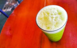 verde salutare succo frullato nel vaso nel puerto escondido Messico. foto