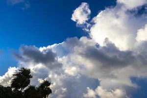 esplosivo nube formazione cumulo nuvole nel il cielo nel Messico. foto