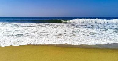 estremamente enorme grande surfer onde a spiaggia puerto escondido Messico. foto