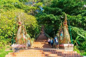 chiang mai, thailandia - 8 dicembre 2020 - monte d'oro al tempio di wat phra that doi suthep. foto