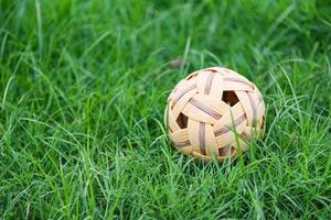 sepak takraw asia sport in tribunale - palla di rattan o palla di takraw sul prato di erba verde foto