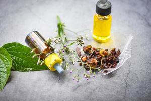 essenziale oli naturale - aromaterapia erbaceo olio bottiglie aroma con fiore le foglie erbaceo formulazioni Compreso fiori selvatici e erbe aromatiche foto