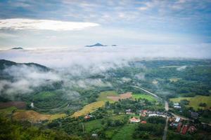 superiore Visualizza paesaggio con nebbia nebbioso copertina villaggio nel il mattina e montagna sfondo foto
