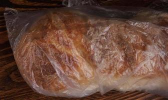 un' pagnotta di pane avvolto nel un' plastica Borsa. foto