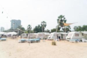 sfocatura astratta camper sulla spiaggia per lo sfondo foto