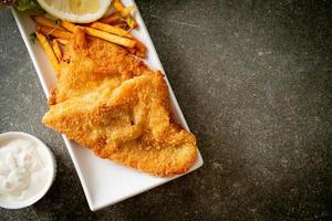 fish and chips - filetto di pesce fritto con chips di patate foto