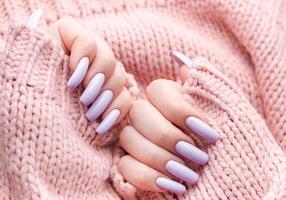 ragazze mani con un' morbido viola manicure. foto