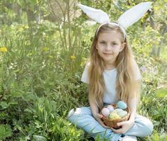 carino poco bambino indossare coniglietto orecchie su Pasqua giorno foto