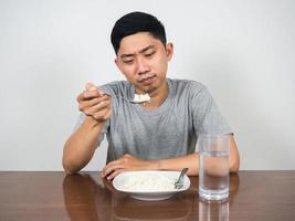 depresso uomo guardare a riso nel mano si sente non fare volere per mangiare cibo foto