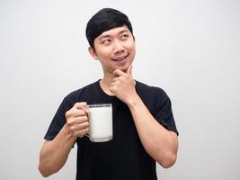 asiatico uomo Tenere latte gesto pensiero qualcosa, amico pensiero con salutare foto