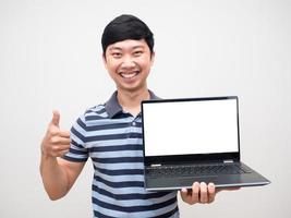 ritratto allegro uomo a strisce camicia pollice su Tenere il computer portatile bianca schermo contento Sorridi foto