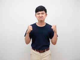asiatico uomo gesto arrabbiato emozione cazzotto su isolato foto