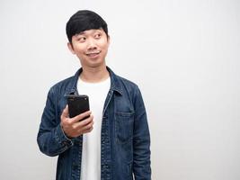 asiatico uomo jeans camicia fiducioso Sorridi guardare a copia spazio foto
