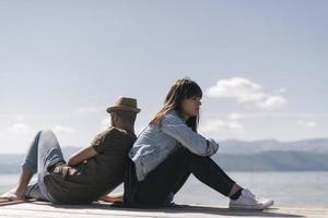 picnic vacanza concetto. bellissimo coppia avendo divertimento e rilassante di un' lago. foto