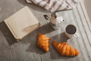 prima colazione con brioche e caffè e moka pentola. mattina pasto e prima colazione concetto. superiore Visualizza. foto