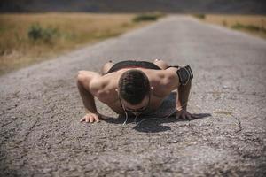 giovane uomo corridore in esecuzione su un' montagna strada. jogger formazione allenarsi nel fitness scarpa. salutare stile di vita e sport concetto. movimento sfocatura e selettivo messa a fuoco. foto