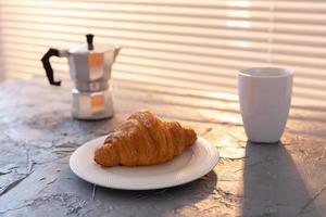 prima colazione con brioche e moka pentola. mattina pasto e prima colazione concetto. foto