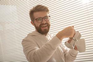 giovane uomo scrosciante caffè a partire dal moka pentola a mattina. prima colazione e rompere concetto. foto