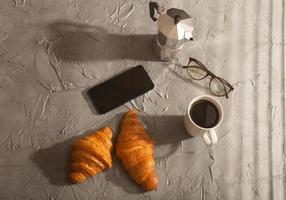 prima colazione con brioche e caffè e moka pentola. mattina pasto e prima colazione concetto. foto