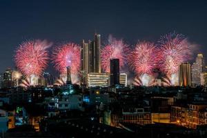 fuochi d'artificio su il fiume nel il buio cielo, contento nuovo anno 2023, Tailandia. foto