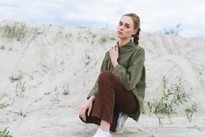 moda bellezza ritratto di giovane donna nel verde biologico velluto camicia su il deserto sfondo foto