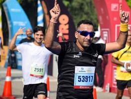 nuovo delhi, India - ottobre 16 2022 - vedanta delhi metà maratona gara dopo covid nel quale maratona partecipanti di per attraversare il finire linea, delhi metà maratona 2022 foto