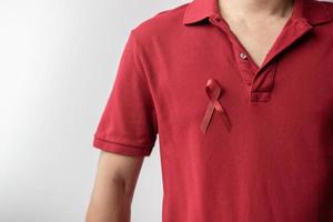 nastro rosso bordeaux per il cancro del mieloma multiplo di marzo e il mese di sensibilizzazione della giornata mondiale contro l'aids. concetto di salute e giornata mondiale del cancro foto