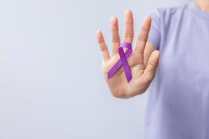 viola nastro per cancro giorno, lupus, pancreatico, esofageo, testicolare cancro, mondo alzheimer, epilessia, sarcoidosi, fibromialgia e domestico violenza consapevolezza mese concetti foto