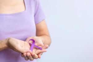 viola nastro per cancro giorno, lupus, pancreatico, esofageo, testicolare cancro, mondo alzheimer, epilessia, sarcoidosi, fibromialgia e domestico violenza consapevolezza mese concetti foto