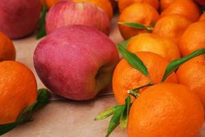 maturo frutta vicino su. selettivo messa a fuoco. frutta consegna a partire dal agricoltori mercato, salutare cibo. agrume frutta e mele su il tavolo foto