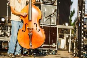 un' uomo giocando violoncello su metropolitana foto