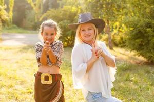 bellissimo poco ragazza nel cowboy cappello foto