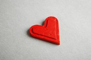 cuori d'amore su sfondo di struttura in legno. concetto di carta di san valentino. cuore per lo sfondo di San Valentino. foto