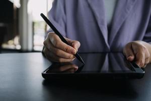 asiatico colleghi uomo e donna discutere e Lavorando con il computer portatile computer su ufficio scrivania nel il ufficio foto