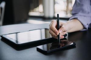 asiatico colleghi uomo e donna discutere e Lavorando con il computer portatile computer su ufficio scrivania nel il ufficio foto