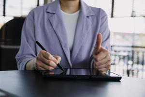 asiatico colleghi uomo e donna discutere e Lavorando con il computer portatile computer su ufficio scrivania nel il ufficio foto