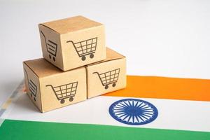 scatola con logo del carrello e bandiera dell'india, import export shopping online o e-commerce finanza servizio di consegna negozio spedizione del prodotto, commercio, concetto di fornitore. foto