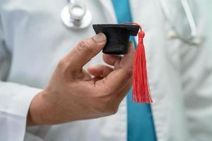 lo studio medico asiatico impara con il cappello del divario di laurea nel reparto ospedaliero, concetto di medicina intelligente per l'educazione del genio brillante. foto