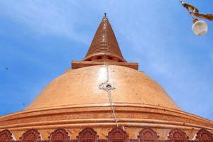 Phra pathom chedi è il il più alto antico chedi nel il mondo quello è il solo uno nel Tailandia come un' turista attrazione e civiltà fonte di buddismo. foto