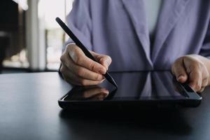 asiatico colleghi uomo e donna discutere e Lavorando con il computer portatile computer su ufficio scrivania nel il ufficio foto