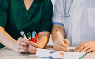 controllo il respiro. maschio veterinario nel opera uniforme ascoltando per il respiro di un' piccolo cane con un' fonendoscopio nel veterinario clinica. animale domestico cura concetto foto