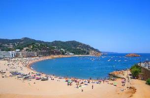 vista panoramica della spiaggia di tossa de mar. costa brava, catalogna, spagna foto