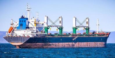 nave da carico alla rinfusa per il porto di banchina vladivostok foto