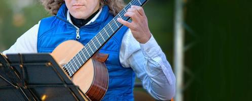 strada musicista giocando chitarra. selettivo messa a fuoco foto