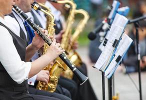 selettivo messa a fuoco. musicisti giocando nel capispalla su il strada foto