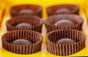 scatola con gustoso delizioso il giro cioccolato caramelle. selettivo messa a fuoco foto