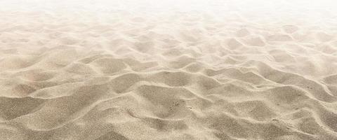 sabbia su il spiaggia come sfondo. selettivo messa a fuoco foto